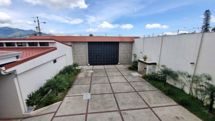 Se vende - San José. Casa multifuncional de alto nivel in San Francisco de Dos Ríos, San José — $1,350,000 - Photo 2 of 23
