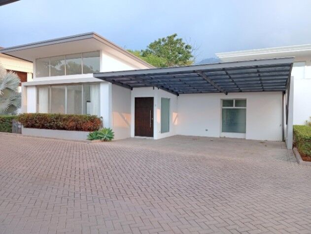 Alquiler de Casa en Piedades de Santa Ana. in Piedades, Santa Ana, San José — $1,800