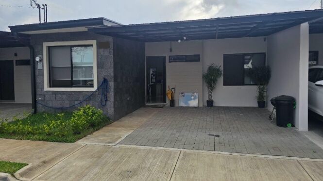 Se vende espaciosa casa en Pozos Santa Ana 26-687 in Pozos, Santa Ana, San José — $198,000
