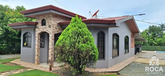 Casa con piscina en venta en Cajón de Pérez Zeledón in Cajón, Pérez Zeledón, San José — $210,000 - Photo 2 of 11