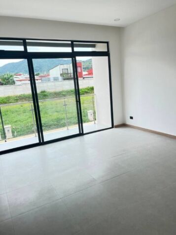 🏡𝐂𝐚𝐬𝐚 𝐩𝐚𝐫𝐚 𝐄𝐬𝐭𝐫𝐞𝐧𝐚𝐫 𝐞𝐧 𝐀𝐥𝐪𝐮𝐢𝐥𝐞𝐫!  En condominio Avenida del Este in Sánchez, Curridabat, San José — $2,500