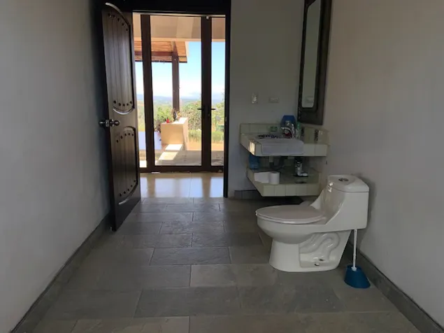 Grande casa moderna con diseños coloniales en Atenas, Alajuela — $625,000 - Foto 3 de 32