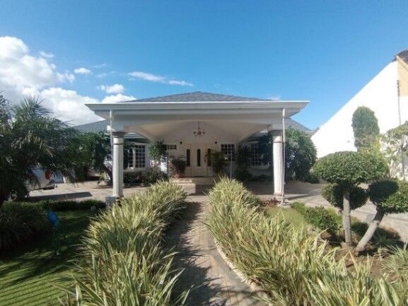Se vende casa con amplio lote en Residencial de Guachipelín Escazú 25-1481 in San Rafael, Escazú, San José — $980,000