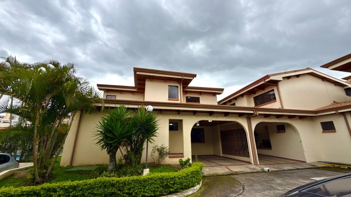 VENTA Casa Alquilada de 2 Plantas FRENTE a Lincoln Plaza, Moravia en San Vicente, Moravia, San José — $265,000