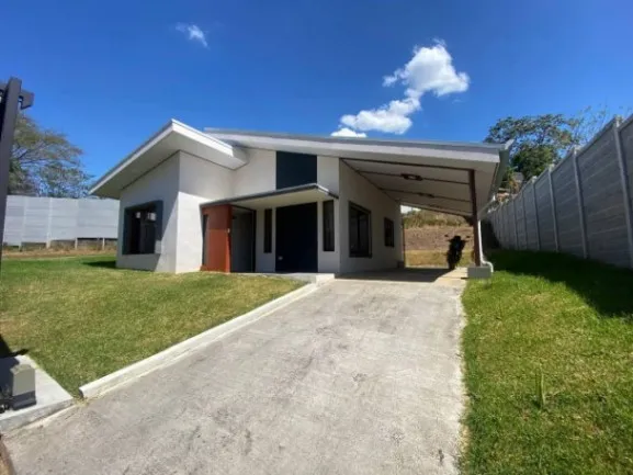 Se vende moderna casa con patio en residencial de La Garita Alajuela 25-208 en Garita, Alajuela — $200,000