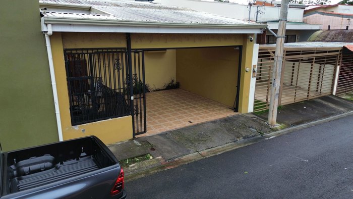 VENTA DE CASA EN RESIDENCIAL VILLA VERDE, LA TRINIDAD DE MORAVIA in La Trinidad, Moravia, San José — ₡ 82 000 000
