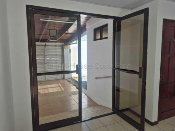 Alquiler local comercial moderno alto tránsito ideal clínicas u oficinas #26-1762 GS in Oriental, Cartago — $2,150
