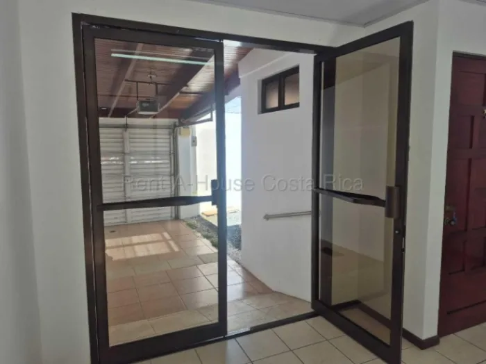 Alquiler local comercial moderno alto tránsito ideal clínicas u oficinas #26-1762 GS in Oriental, Cartago — $2,150