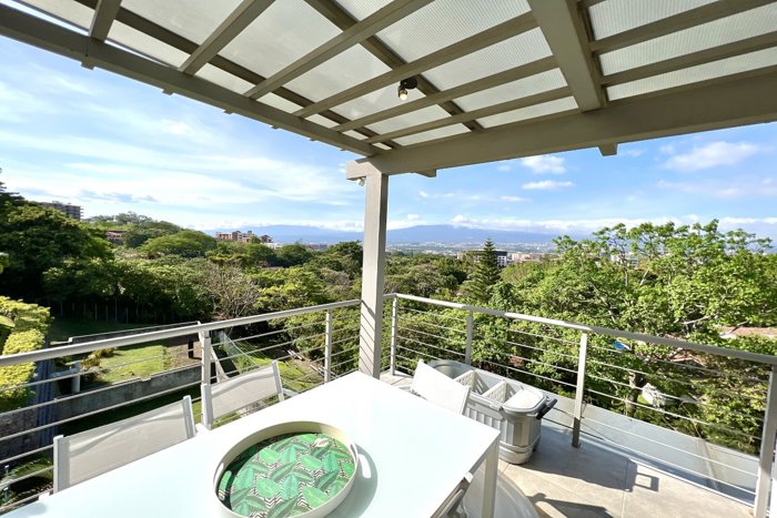 Se vende casa en condominio de lujo con vista en Escazú en San Antonio, Escazú, San José — $595,000