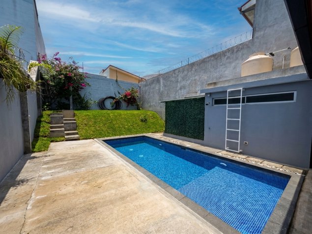 VENTA CASA CON PISCINA PRIVADA EN BELLO HORIZONTE DE ESCAZÚ (MJ) in San Rafael, Escazú, San José — $369,000