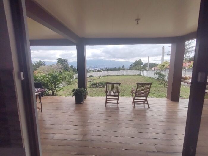 Hermosa casa en la Montaña en Ave del Paraíso  en Ángeles, San Rafael, Heredia — $400,000