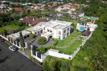 Casa de Lujo en Venta en Pinares de Curridabat – Elegancia Moderna en Sánchez, Curridabat, San José — $1,900,000 - Foto 4 de 40