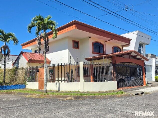 REBAJADA 10% Residencia de 2 niveles + estudio independiente - segura, en zona de altísima plusvalía en Santo Tomás, Santo Domingo, Heredia — ₡ 145 000 000