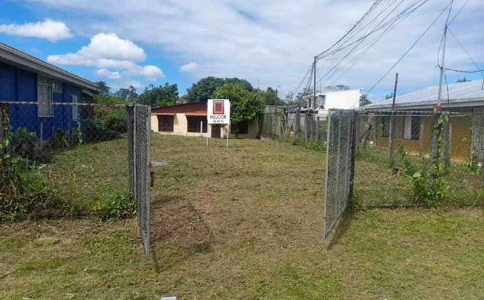 VENTA DE CASA PARA REMODELAR, LIMON, SIQUIRRES, BARRIO SAN MARTIN in Siquirres, Limón — ₡ 37 600 000