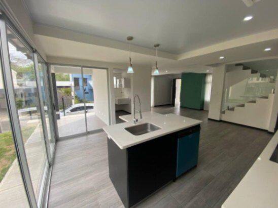 Venta de hermosa y moderna casa en Brasil de Sta Ana/25-215 in Brasil, Santa Ana, San José — $271,000