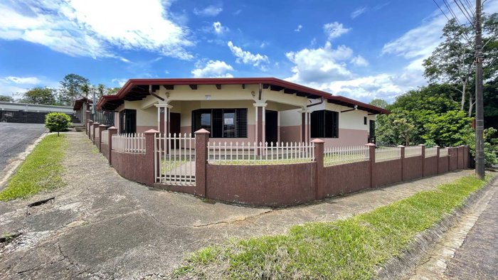 House For Sale In Grecia Downtown in Grecia, Alajuela — ₡ 170 000 000 - Photo 2 of 22