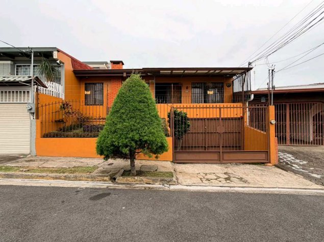 CASA EN VENTA CERCA DEL COLEGIO HUMBOLDT. in Pavas, San José — ₡ 135 000 000 - Photo 2 of 33