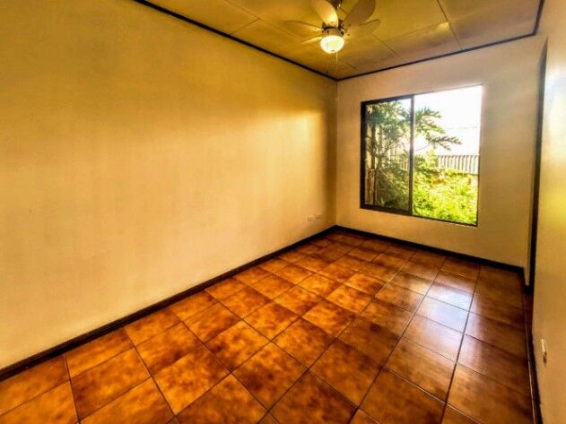 Casa enfrente de escuela de Morazan, Perez Zeledon, Costa Rica. in San Isidro De El General, Pérez Zeledón, San José — $110,000