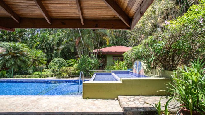Casa y casa de huéspedes en un paraíso tropical en Vista Atenas. en Atenas, Alajuela — $537,500