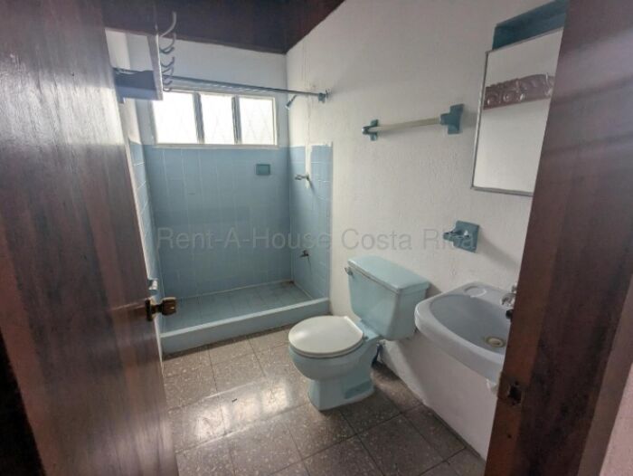 Venta de casa familiar de 4 habitaciones con patio y 2 parqueos #26-2165 GS en Santa Ana, San José — $240,000