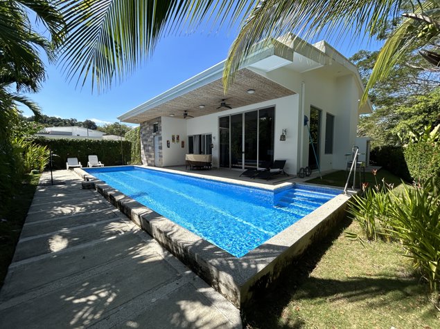 Hermosa casa de playa en condominio en Punta Leona en Jacó, Garabito, Puntarenas — $500,000