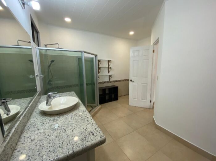 DE OPORTUNIDAD BELLA CASA EN ATENAS.  en Atenas, Alajuela — $215,000