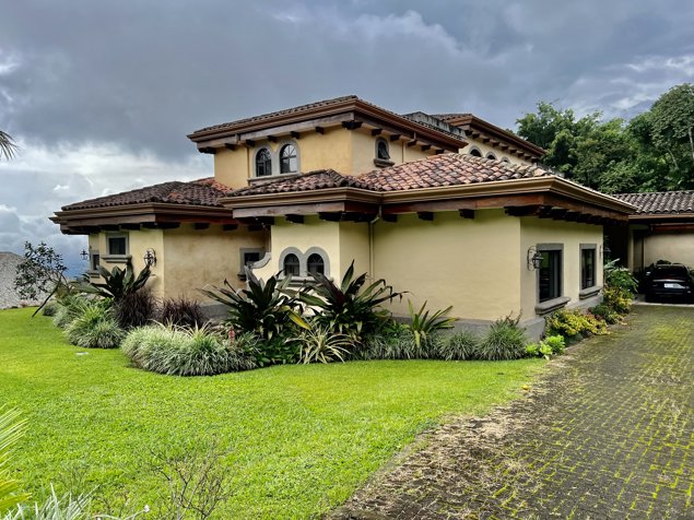 SE VENDE CASA  EN CIUDAD COLON en Colón, Mora, San José — $1,850,000