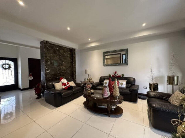 Alquiler de amplia casa en Santa Ana, condominio LUSSO en Pozos, Santa Ana, San José — $2,300