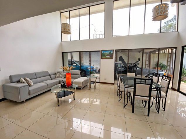 VENTA DE CASA EN LOMAS DE AYARCO en Curridabat, San José — $365,000 - Foto 3 de 17