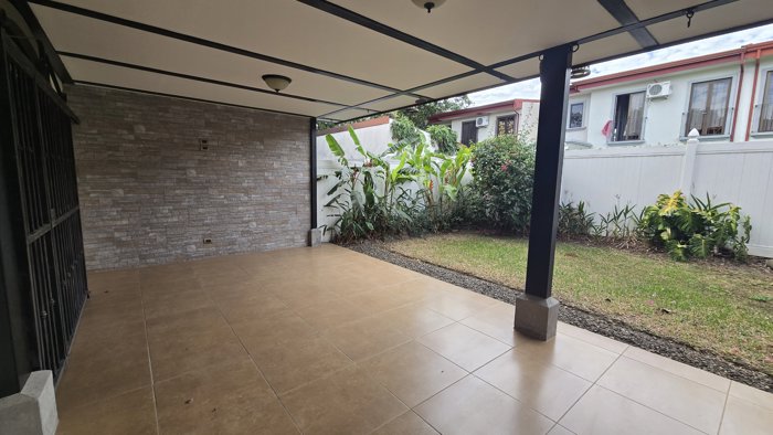 Venta de casa en condominio Vila del Lago, El Coyol en Alajuela — ₡ 98 000 000 - Foto 2 de 14