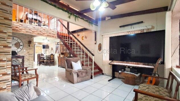 Venta de casa esquinera de 4 habitaciones con terraza #26-2265 GS en Gravilias, Desamparados, San José — $217,000