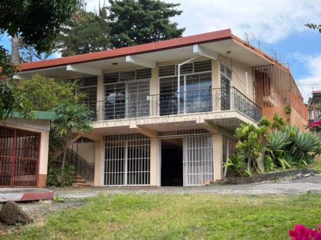 Se vende casa con amplio patio en Escazú San José 26-1594 in Escazú, San José — $395,000