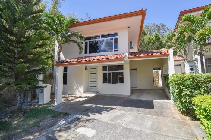 Casa de 3 Habitaciones en Hacienda Colón en Colón, Mora, San José — $1,750
