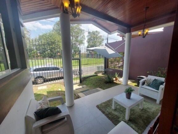 Se vende lujosa casa con patio en Guachipelín Escazú 25-1514 en San Rafael, Escazú, San José — $525,000