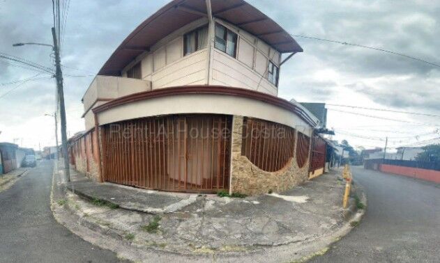 Casa dúplex con ascensor y diseño arquitectónico único #26-1648 GS en Hatillo, San José — $202,000