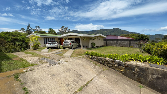 Se vende amplia casa independiente, La Unión, Tres Ríos (FE). in Tres Ríos, La Unión, Cartago — $350,000