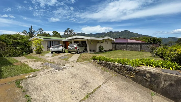Se vende amplia casa independiente, La Unión, Tres Ríos (FE). en Tres Ríos, La Unión, Cartago — $350,000