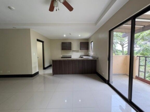 Se alquila espacioso apartamento en condominio de Brasil Santa Ana 26-411 en Brasil, Santa Ana, San José — $1,300