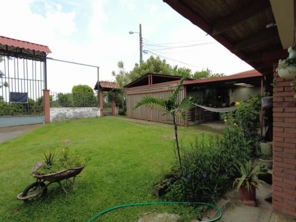 Se vende espaciosa casa con amplio lote en Santo Domingo de Heredia 23-3284 en Santo Domingo, Heredia — ₡ 295 000 000
