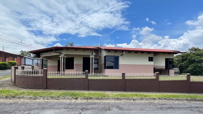 House For Sale In Grecia Downtown in Grecia, Alajuela — ₡ 170 000 000