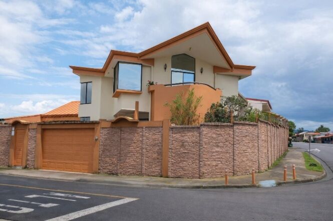 Se vende casa en Mata de Plátano Goicoechea 26-1184 en Mata de Plátano, Goicoechea, San José — $380,000