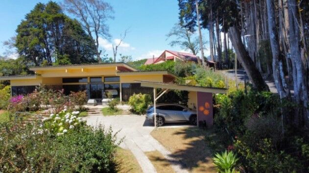 Se vende casa de lujo con amplio lote en Ángeles Heredia 23-2410 en Ángeles, San Rafael, Heredia — $550,000