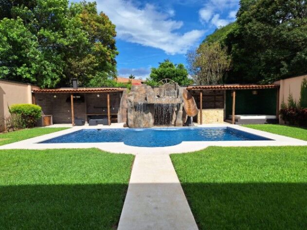 ALQUILER CASA DE LUJO CON PISCINA PROPIA Y MUY AMPLIA  en Colón, Mora, San José — $4,800