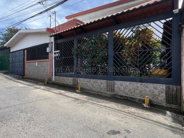 Venta de Casa + 4 Aptos Independientes en Barva-San Pedro. RAH 27-509 en San Pedro, Barva, Heredia — ₡ 165 000 000