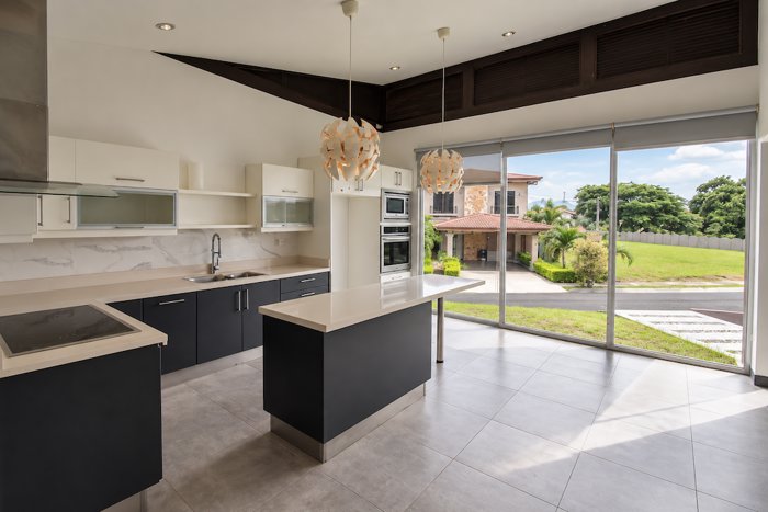 Casa de 3 Habitaciones en Condominio Veredas del Arroyo en Guácima, Alajuela — $280,000 - Foto 2 de 18
