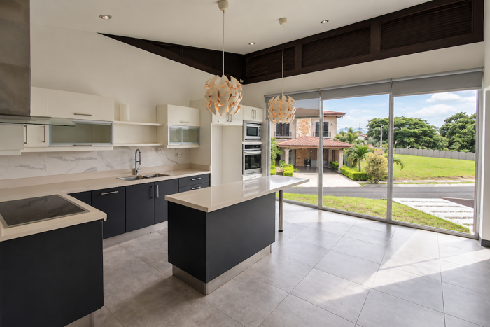 Casa de 3 Habitaciones en Condominio Veredas del Arroyo en Guácima, Alajuela — $1,900 - Foto 2 de 18