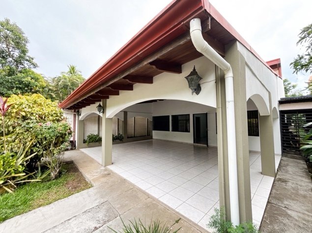 VENTA DE CASA DE 5 HABITACIONES, BARRIO JESÚS, ATENAS, ALAJUELA in Jesús, Atenas, Alajuela — $239,000
