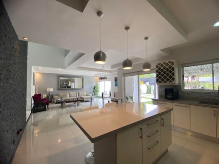 Venta de casa estilo contemporanea en Orotina Centro en Orotina, Alajuela — $595,000