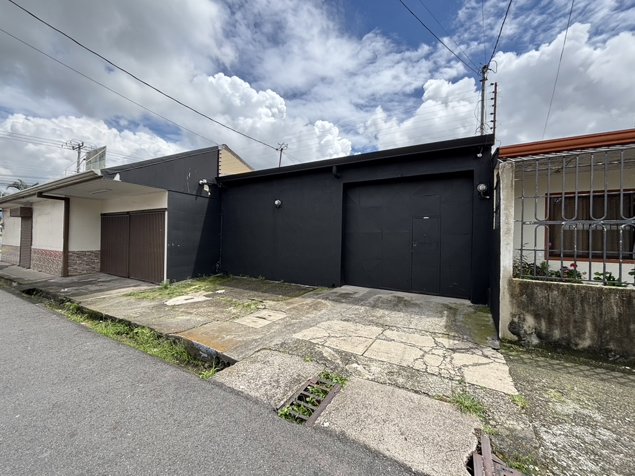 VENTA DE BODEGA Y CASA EN SAN JUAN DE TIBÁS, UBICACIÓN ESTRATÉGICA in San Juan, Tibás, San José — $408,000 - Photo 2 of 16