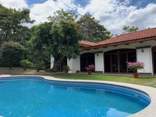 Preciosa y Exclusiva Residencia de Lujo en Santa Ana, Costa Rica in Pozos, Santa Ana, San José — $2,300,000 - Photo 4 of 38